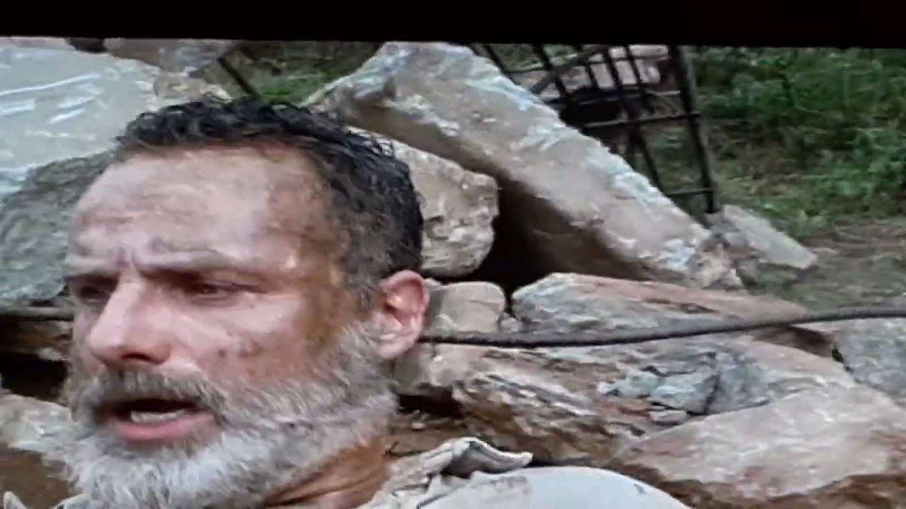 TWD S9E5/Rick pulls himself out of the brick