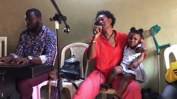 Corry Denguemo chante Eding en famille  (rehearsal)