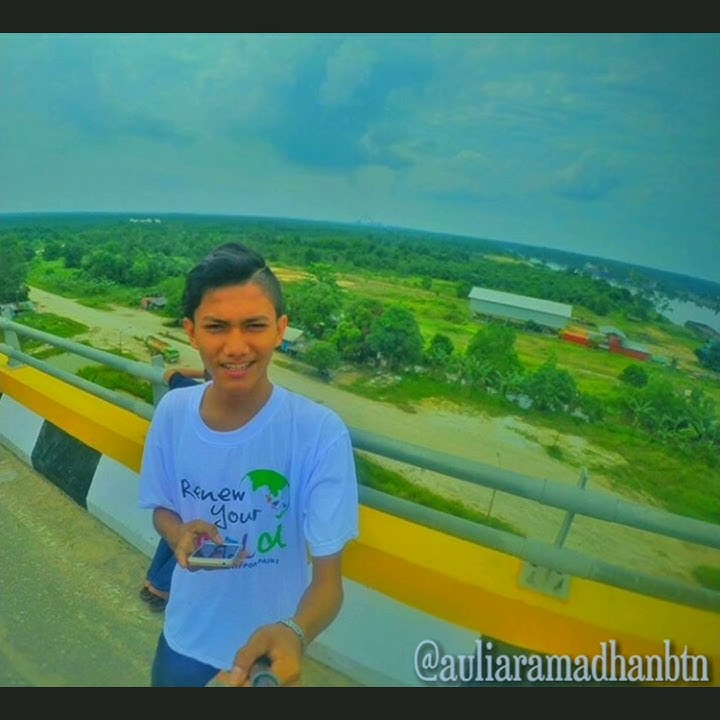 STATUS WA 2019.ADEK BERJILBAB BIRU..