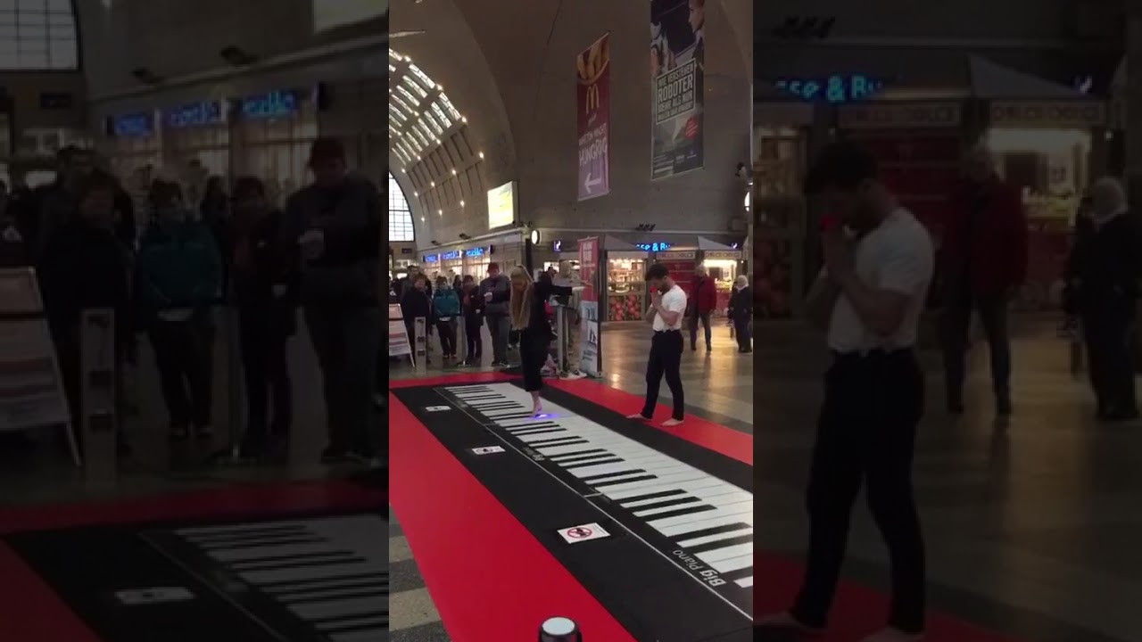 suonare il piano con i piedi YouTube