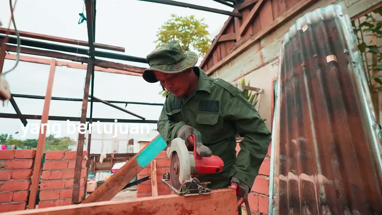 Personil Satgas TMMD 127 Kodim 1417/Kendari Terus Melanjutkan Rehabilitasi RTLH Di Kel. Petoaha