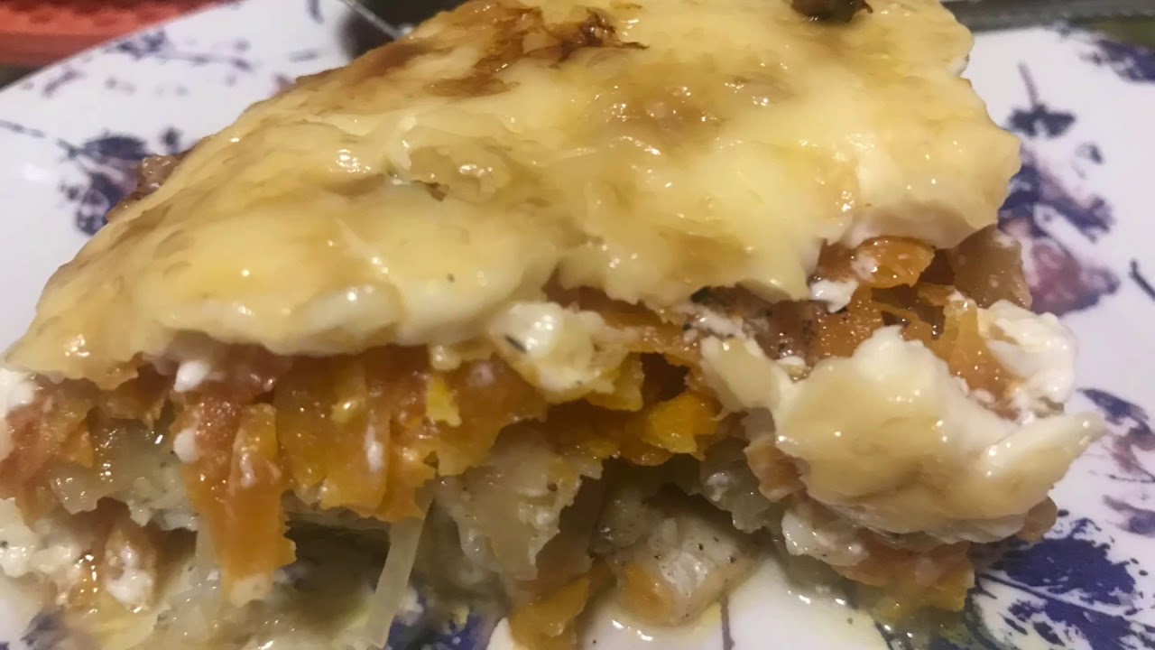 Навага с луком и морковью под майонезом.