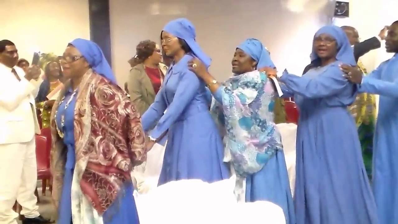 PROCESSION CONSECRATION ANCIEN DE L'EGLISE MARTHE BINAM PAROISSE ADNA PARIS EPC