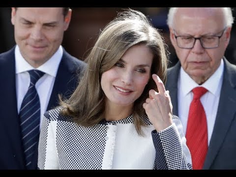 La reina Letizia apuesta por un look monocolor que, según los expertos en moda, es perfecto para lucir más elegante, estilizada y rejuvenecida
