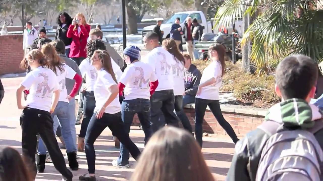 USC Resident Mentor Flash Mob - YouTube