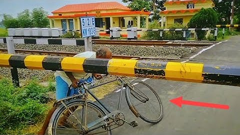 The Man In Trouble | Balurghat Express Dangerously Injure The Man Crossing Railgate