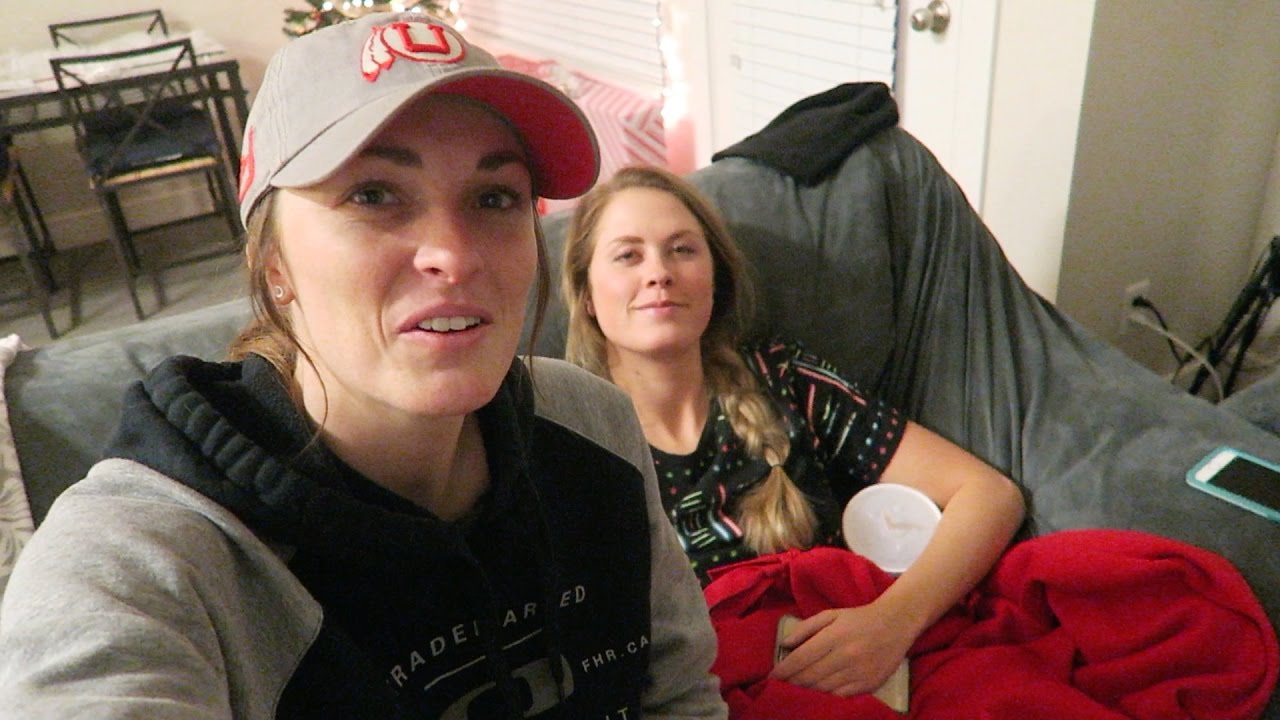 VLOGMAS DAY 9: SHE BOUGHT ME PRESENTS!!