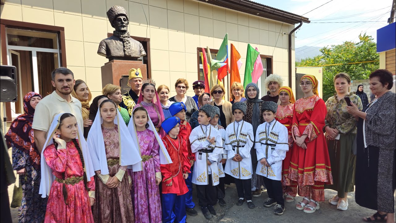 Идрису Шамхалову открыли памятник в  родном селении Ахты 2025 г