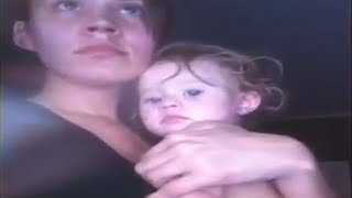 Она поёт с дочерью на руках. Когда ты узнаешь, что скрывается за этой историей то будешь поражен. Она поёт с дочерью на руках. Когда ты узнаешь, что скрывается за этой историей то будешь поражен.