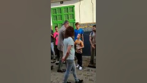 joven da escoba al Rey y Felipe VI no la acepta
