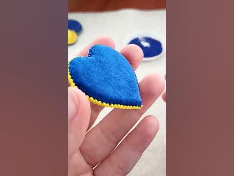 Процес створення брошки синьо- жовте сердечко. Дуже пришвидшена і ...