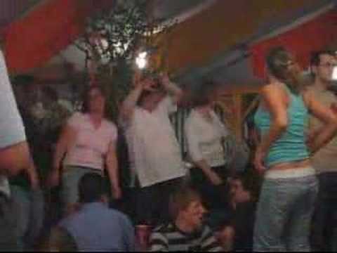 tanzende Frau hat Spa im Bierzelt