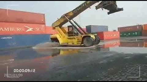 Anh xe cẩu chụp container chơi drift