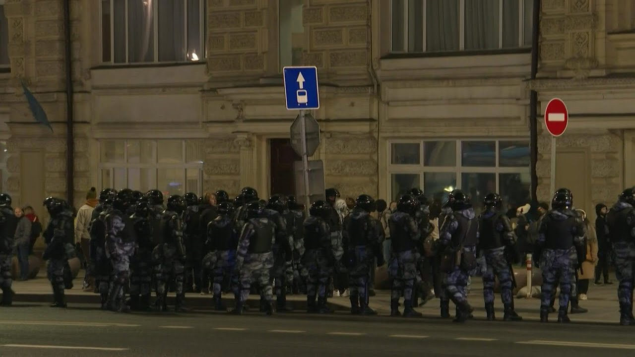 Anti riot police blocks access in Moscow city centre during protest ...