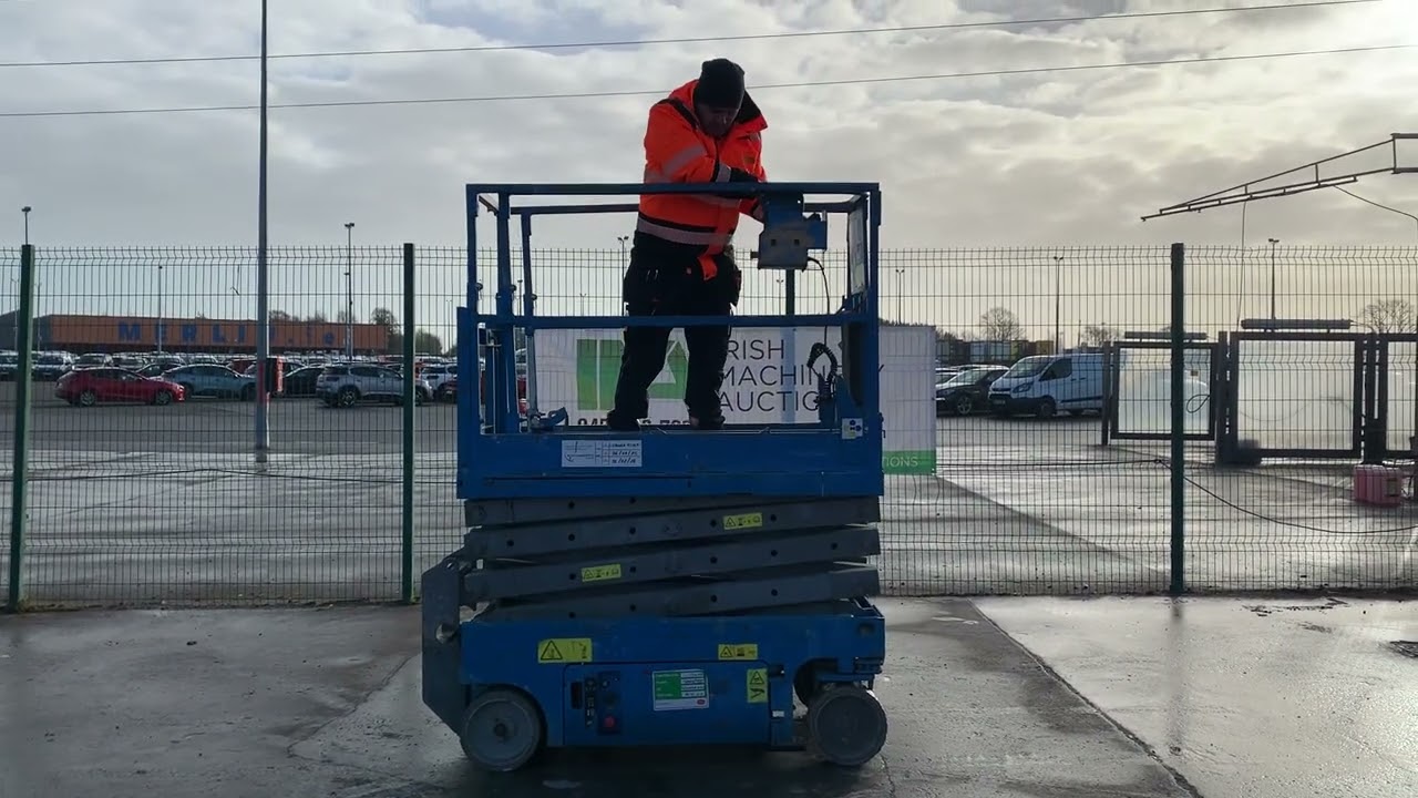 GENIE GS1932 ELECTRIC SCISSORS LIFT FOR AUCTION - YouTube