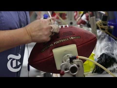 À l'intérieur d'une usine de football Wilson | Le New York Times