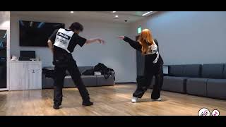 Hyunjin x Yeji Play With Fire dance practice behind Resimi