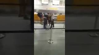 في احد مطارات امريكا ارادت الشرطة خلع حجاب مسلمة يمنيه بالقوة بدون حضور الشرطة النسائية وعندما رفضت