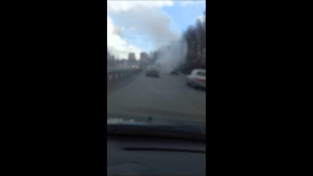 Машина дымит черным