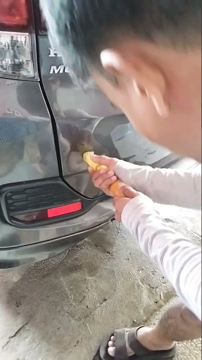 Cara memperbaiki mobil yang penyok perlahan lahan pulih ges, caranya beli lem tembak 4/5 dilelehkan.