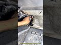 黒い滴を受け止める手：一本のネジが決める車の寿命