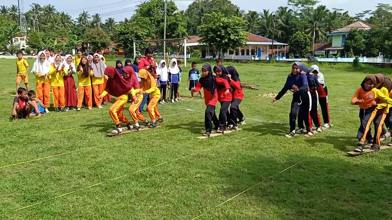 Keseruan Balap Terompah Lomba Olahraga Tradisional tingkat Kecamatan Sidamulih sampai terjatuh-jatuh