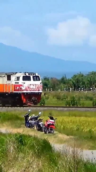 Lokomotif CC 206 ngebut parah #shorts
