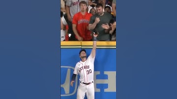 The most casual home run robbery ever 🤣🤣