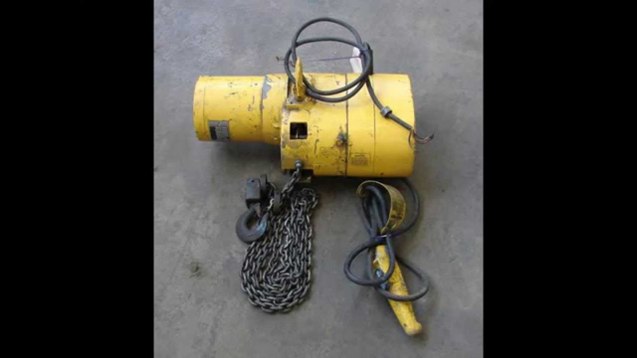 Budgit 1/4 ton chain hoist. 9' Chain. Up/Down hand control