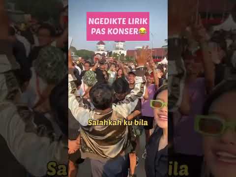 Aku si ngedikte lirik biar semua pada nyanyi di konser