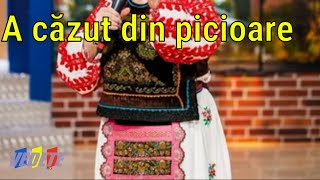 Interpreta de muzică populară a căzut la propriu din picioare