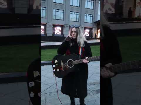 Баянист не смог пройти мимо этой девушки! Реакция от встречи!
