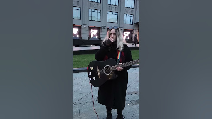 Баянист не смог пройти мимо этой девушки! Реакция от встречи!