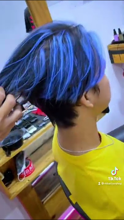 Hairlight warna biru di rambut pria #rkbarbershop boyolali & klaten