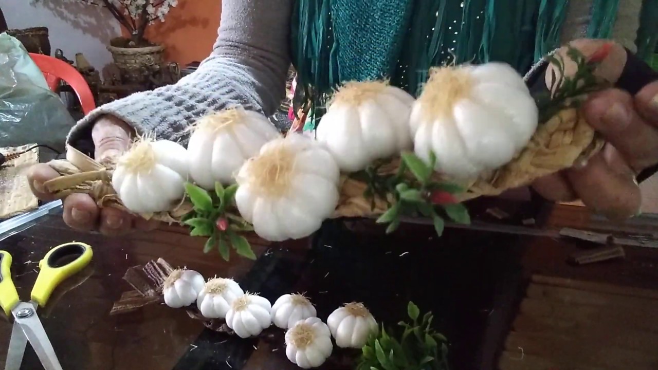 2 - RÉSTIA DE ALHO ARTIFICIAL COM SACOLA PLÁSTICA, ALGODÃO, COLA E LINHA