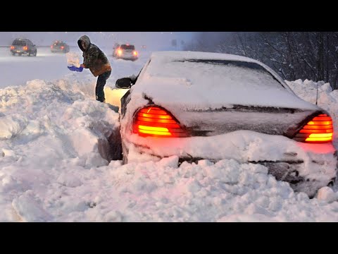 Москву полностью замело снегом. Мегасугробы достигли максимальных размеров