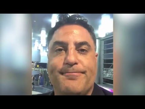 Video: Cenk Uygur netto waarde: Wiki, Getroud, Familie, Trou, Salaris, Broers en susters