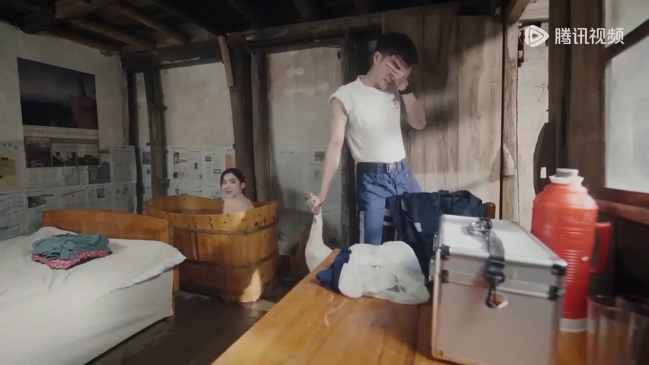 Генеральный директор пошел на кухню ловить гуся и увидел, как Золушка принимает душ