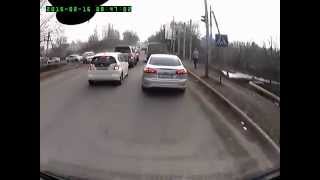 Алматы. Раздолбанная дорога на перекрестке 20150216 0846