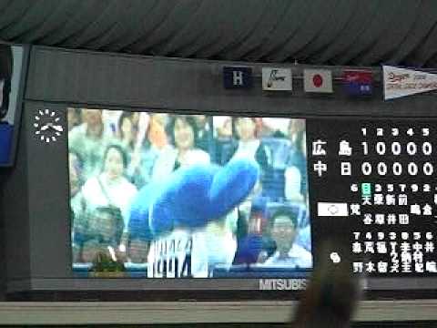 070426 広島戦でドアラのバク転と健太を応援する人。