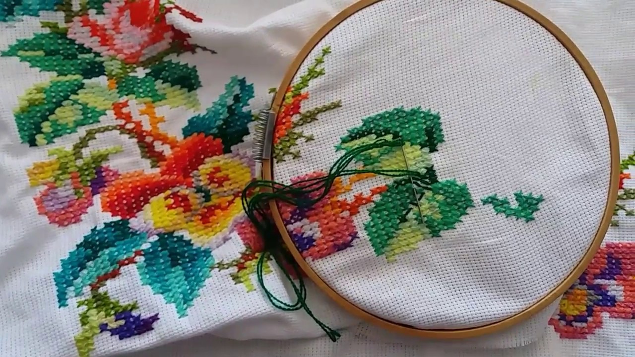 Coussin Unique Fait Main - Broderie Point De Croix - Fleurs Et Lettre E - Beige - Espagne