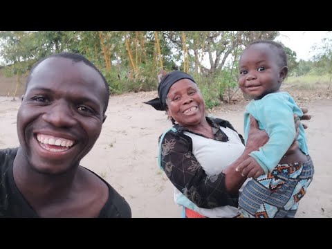 VOVÔ ROSITA CONTANDO A HISTÓRIA DA ALDEIA EM MOÇAMBIQUE 🇲🇿🇲🇿