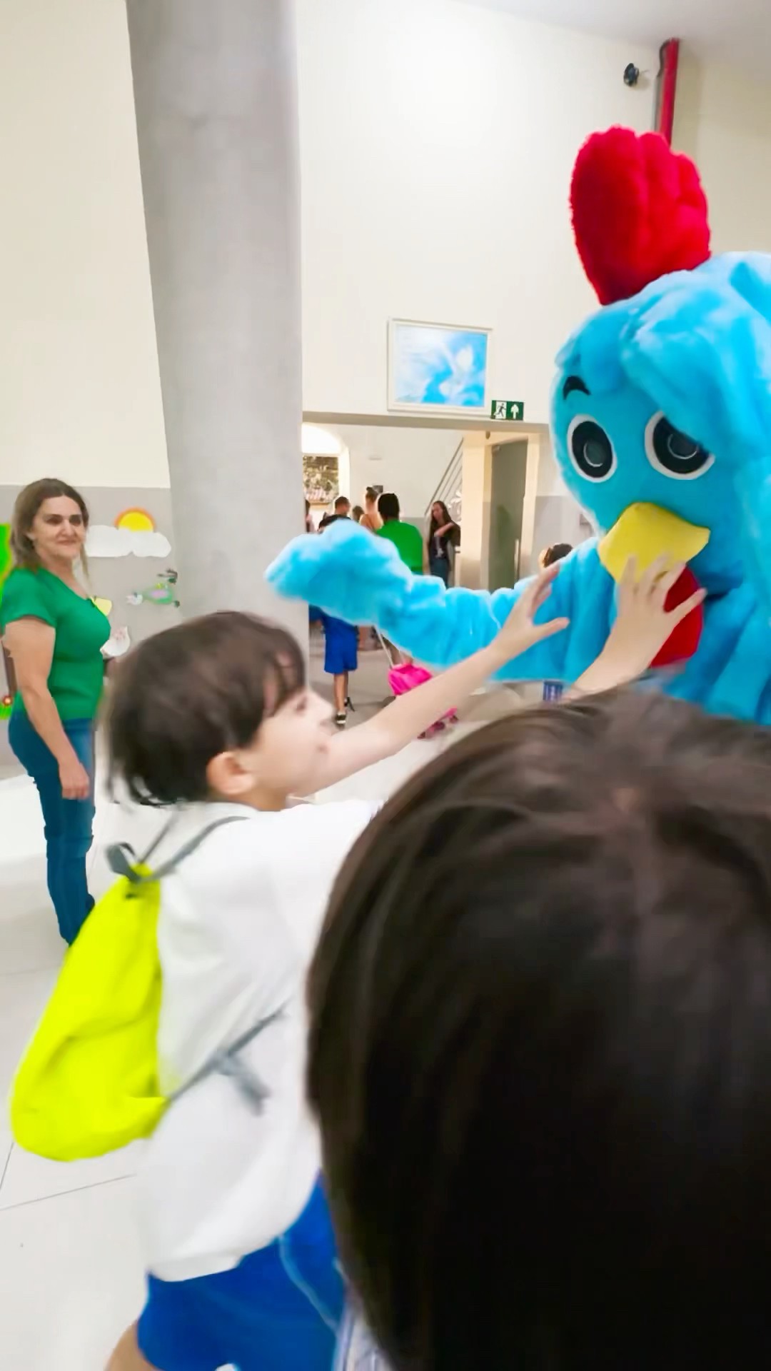BUSQUEI MEU IRMÃOZINHO NA ESCOLA DE GALINHA PINTADINHA!