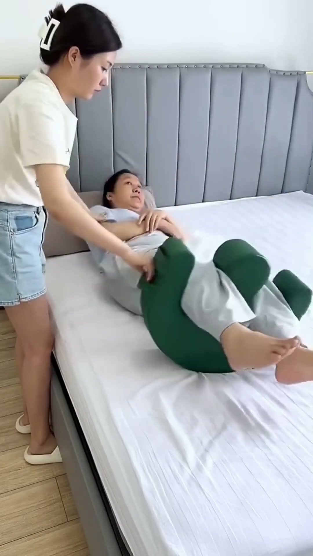 Product Link in Bio ( # 1074 ) @MaviGadgets ▶️ Elderly Anti-Pressure Easy Roller Pillow