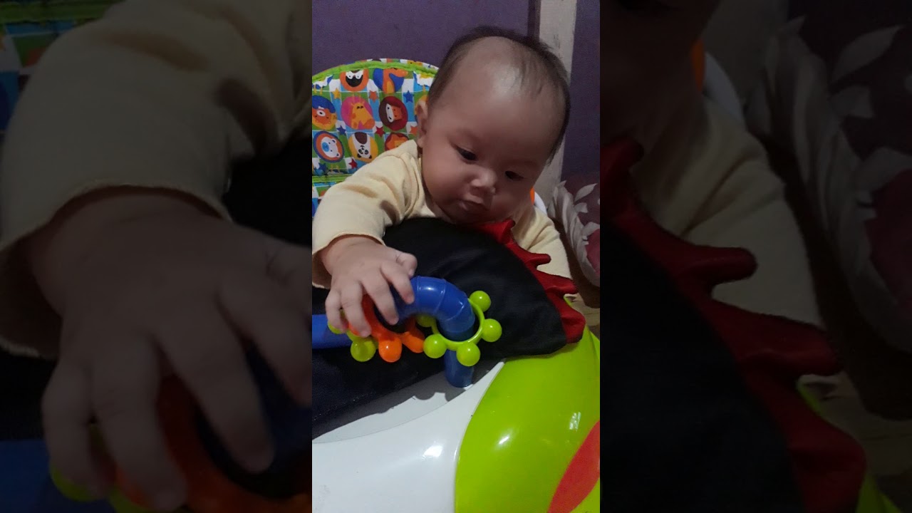  Bayi  4 bulan  pakai baby  walker  YouTube