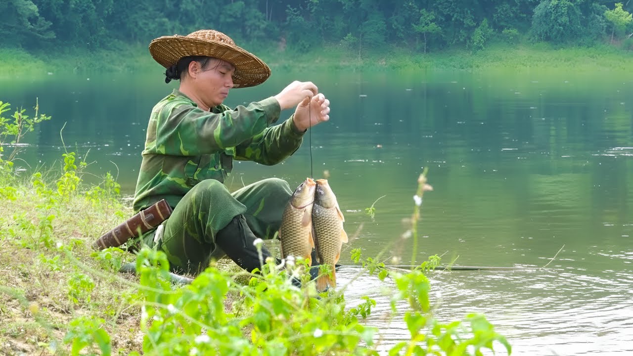 Searching for wild food in the forest - Fishing and raising livestock, surviving on the river