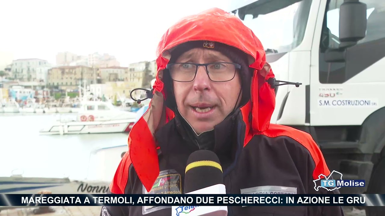 Mareggiata a Termoli, affondano due pescherecci: in azione le gru