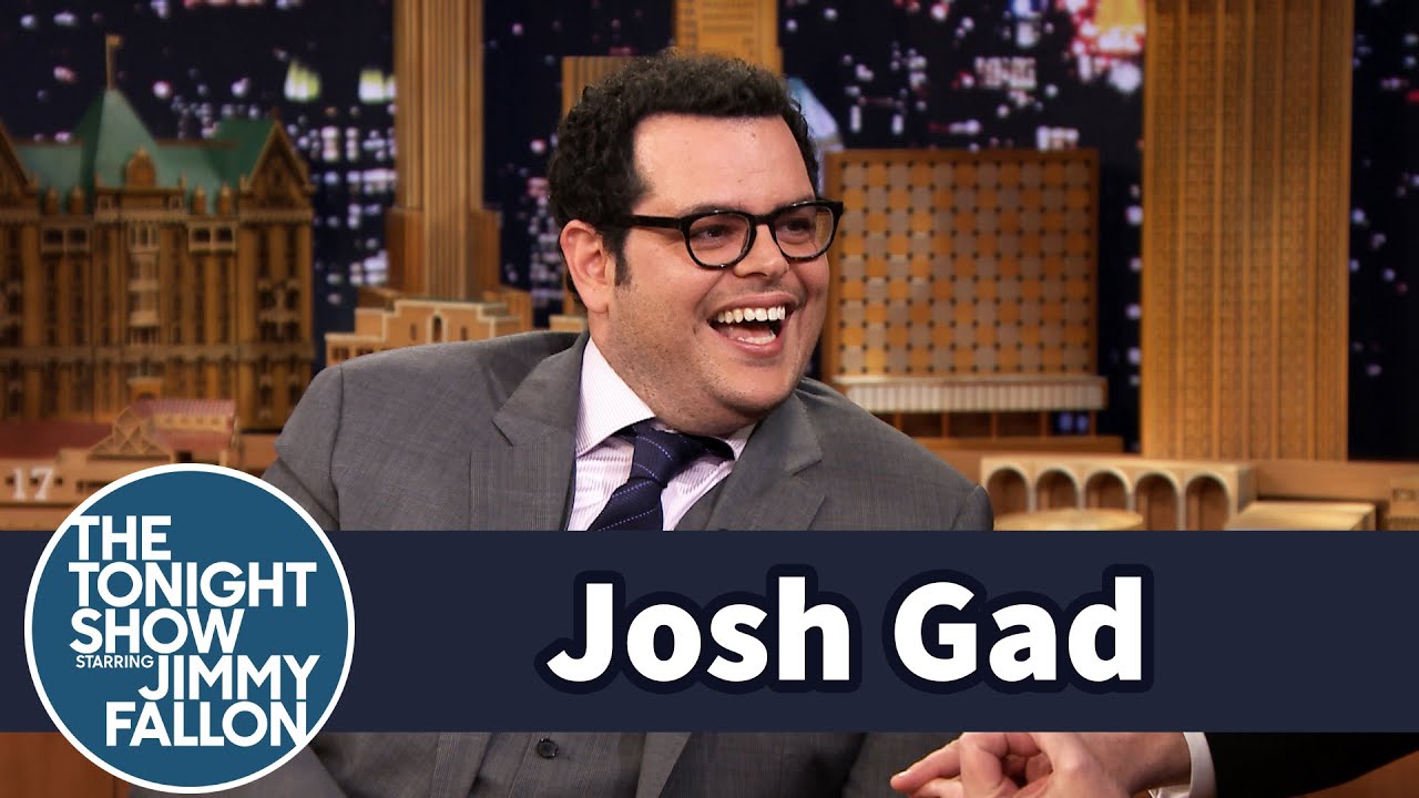 Josh Gad Posed with Olaf in Times Square