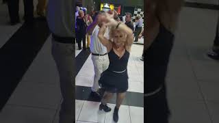 O Véi Antônio Marques e a Meirinho dançando 💃 lindamente no aniversário 🎂 do Véi Nilo 17/05/26