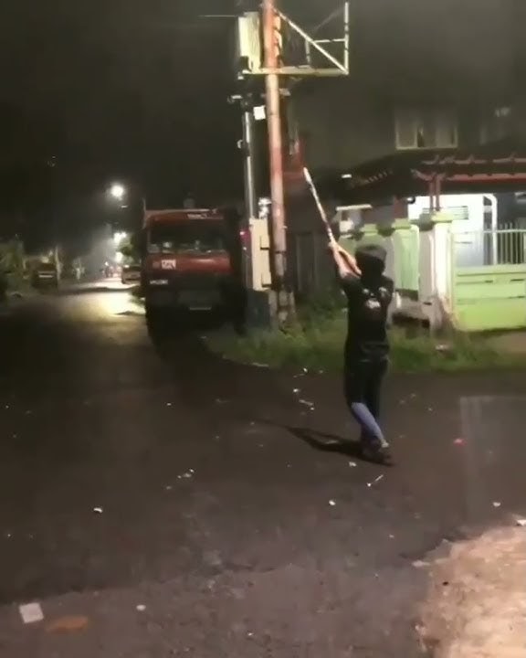 Detika Detik Kembang Api Meledak ke Bawah